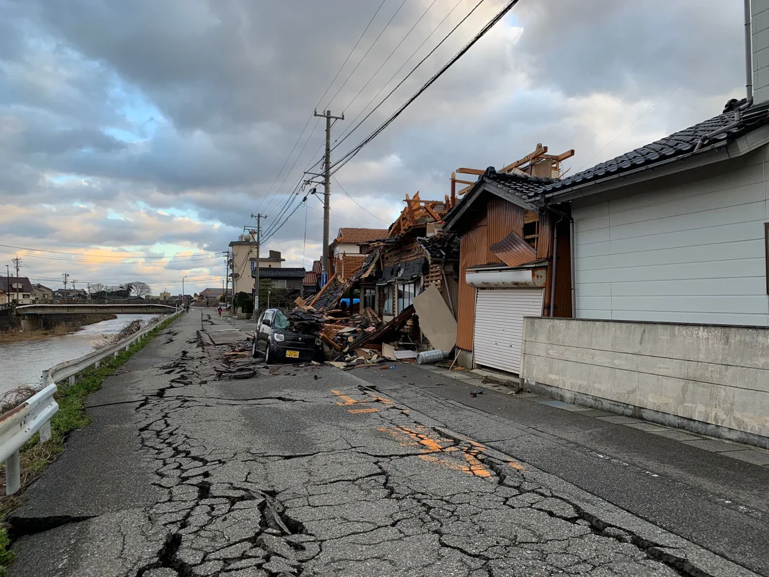 Bencana Alam Tim penyelamat mengevakuasi korban gempa dari puing-puing di Jepang saat ‘masa emas’ 72 jam berakhir