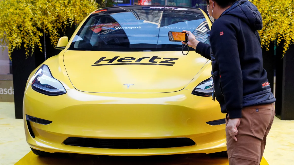 Informasi Otomotif Hertz menjual 20.000 kendaraan listrik untuk membeli mobil berbahan bakar bensin