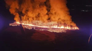 Gunung Meletus Bangunan-bangunan terbakar saat lahar dari letusan gunung berapi Islandia mengalir ke kota nelayan yang dievakuasi 