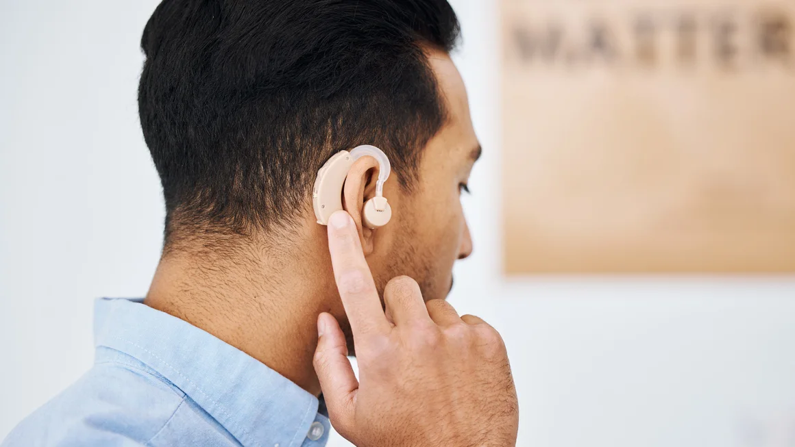 Berita Kesehatan Mengobati gangguan pendengaran dikaitkan dengan penurunan risiko kematian dini dan demensia, menurut penelitian