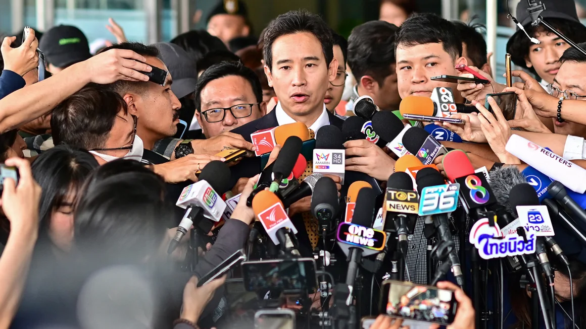 Berita Pengadilan Thailand menolak pemberitaan media mengenai kasus yang menimpa politisi progresif populer - namun masa depan partai tersebut masih diragukan