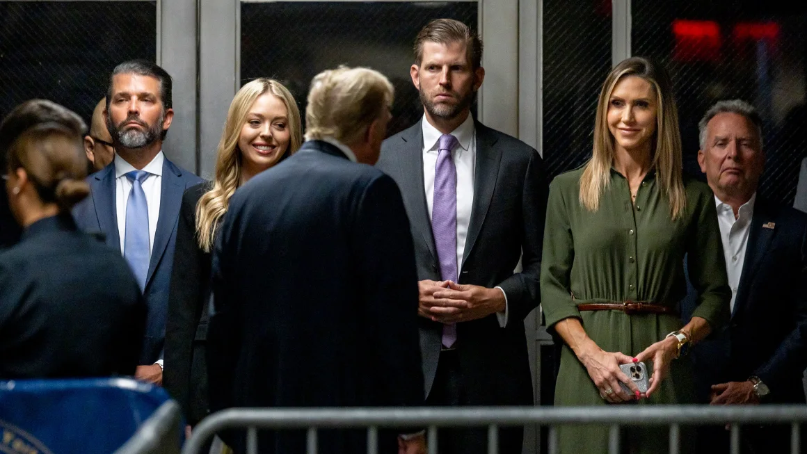 Anggota keluarga Trump telah mengunjungi pengadilan selama persidangan uang tutup mulut