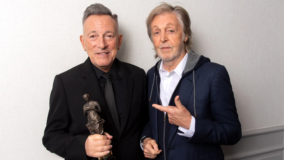 Paul McCartney memanggang Bruce Springsteen di upacara penghargaan London