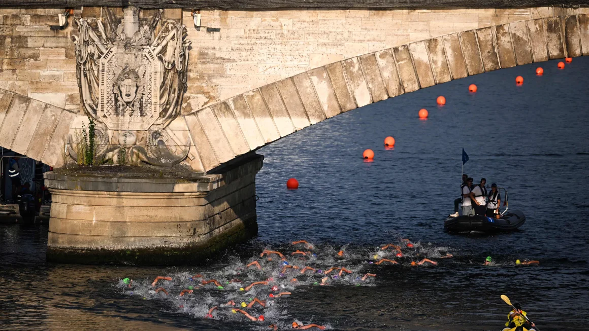 Kekhawatiran besar terhadap kualitas air Sungai Seine karena pelatihan triatlon kembali dibatalkan