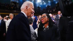 Biden akan mendorong reformasi etika Mahkamah Agung