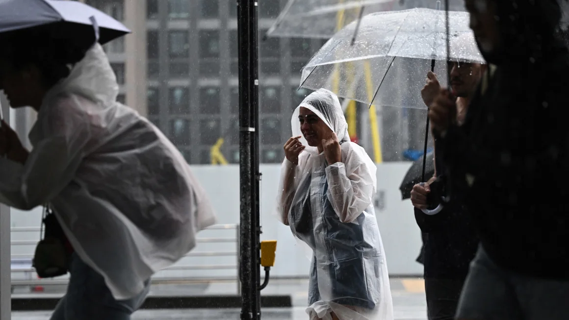 Jepang bersiap ketika Topan Ampil yang kuat menguat di dekat Tokyo