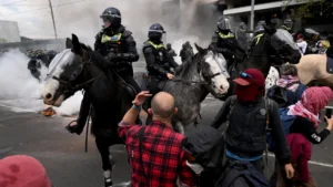 Para pengunjuk rasa bentrok dengan polisi di acara pertahanan Australia 